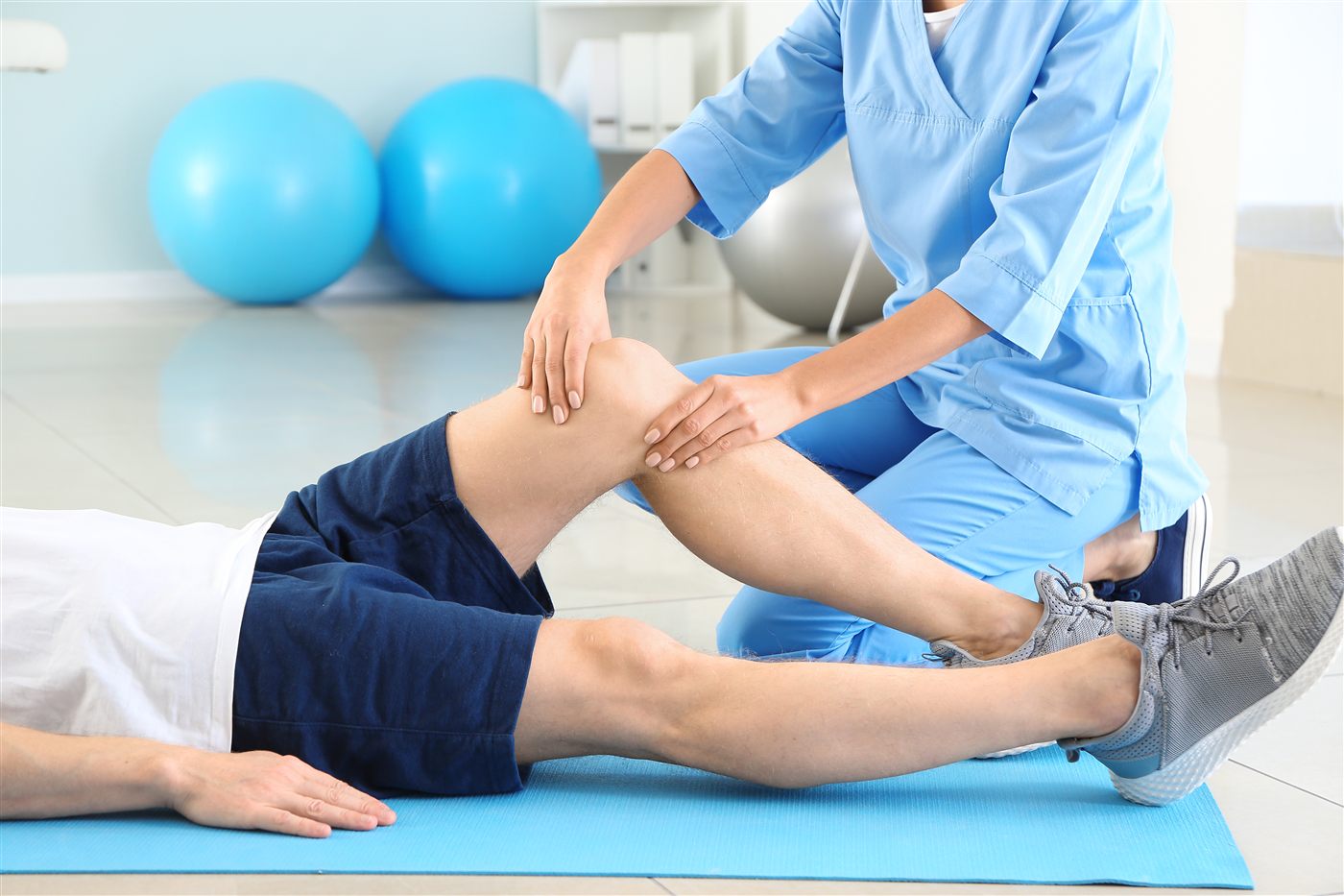 Sesión de rehabilitación para mejorar la movilidad de rodilla