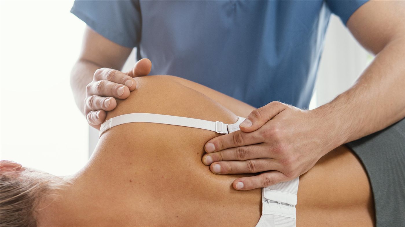 Aplicación de terapia manual en espalda y hombro